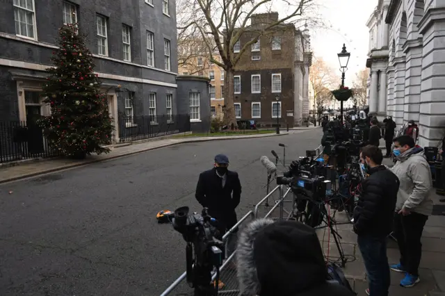 وسائل الإعلام تنتظر الإعلان الذي يتوقع في أي لحظة