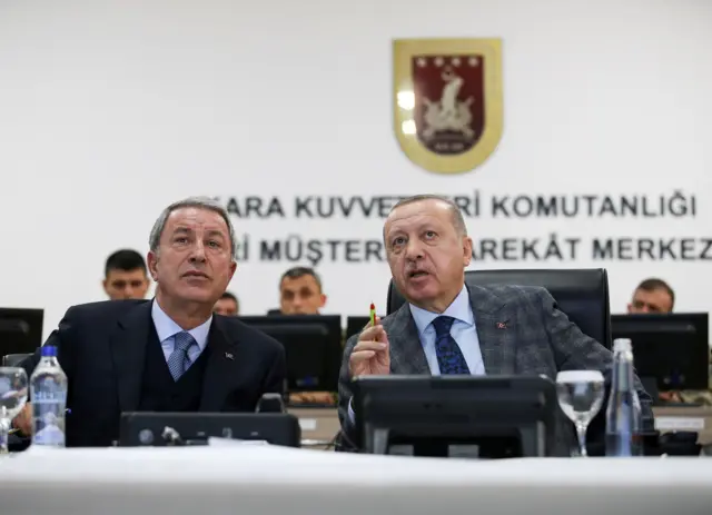 الرئيس التركي رجب طيب أردوغان ووزير الدفاع خلوصي أكار