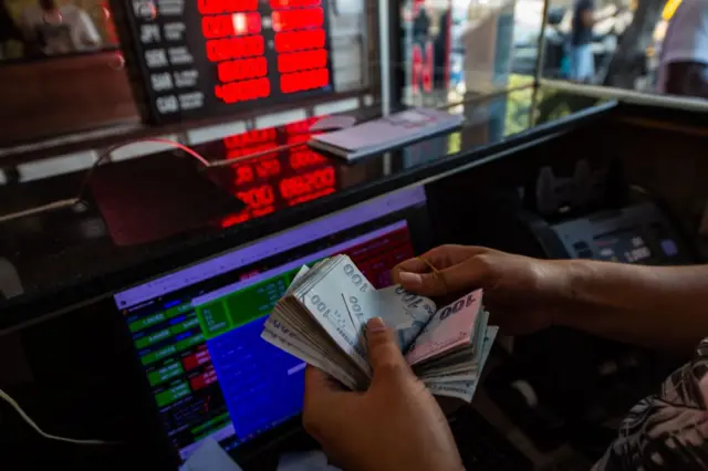 Dolar/TL haftaya düşüşle başladı