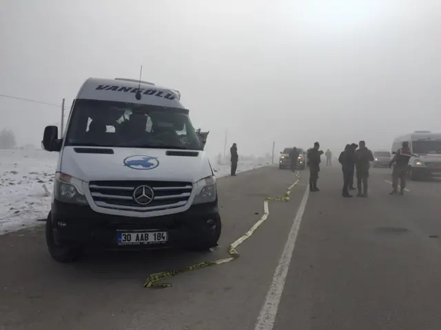 Hakkari'de TIR ve yolcu minibüsünün çarpışmasıyla meydana gelen kazada 4 kişi hayatını kaybetti, 5 kişi yaralandı