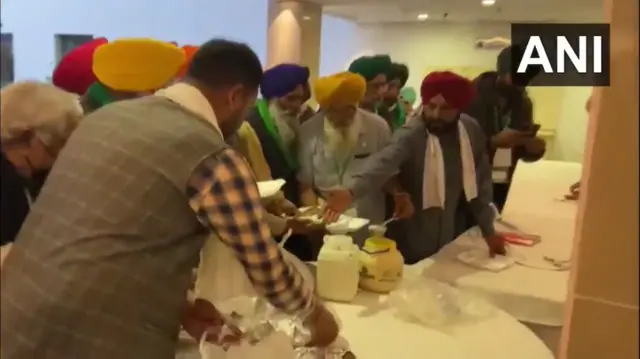 किसान नेता विज्ञान भवन में लंच के दौरान