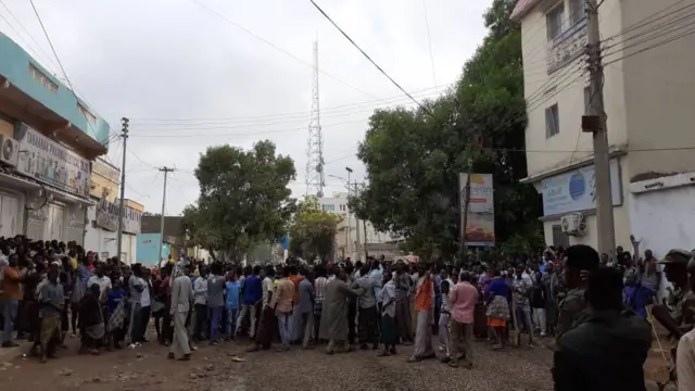 Boqolaal qof ayaa ka qeyb qaadanayay dibadbaxyada