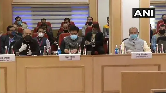 विज्ञान भावन में दोनों पक्षों के बीच बैठक का दृश्य