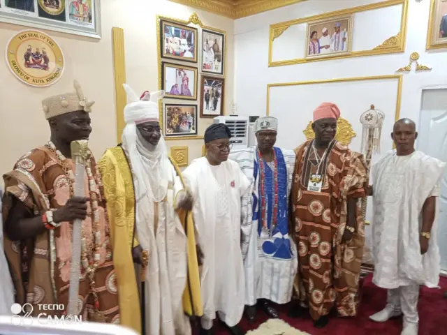 Daga hannun hagu, Oba Hammed Makama Olowu na Kuta, 2. Sarkin Fulanin jihar Legas, Alhaji Muhammad Abubakar Bambado da gwamnan jihar Osun, Gboyega Oyetola.