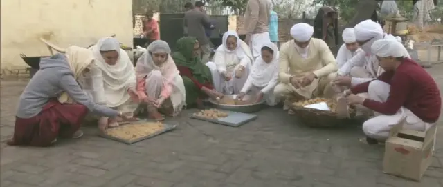 पिन्नी बनाते किसान