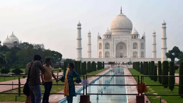 आगरा में मेट्रो परियोजना का प्रधानमंत्री मोदी ने किया उद्घाटन