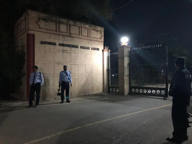बैठक स्थल के बाहर की हलचल