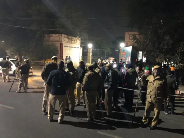 बैठक स्थल के बाहर की हलचल
