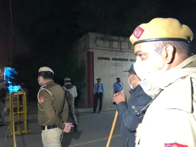 बैठक स्थल के बाहर की हलचल