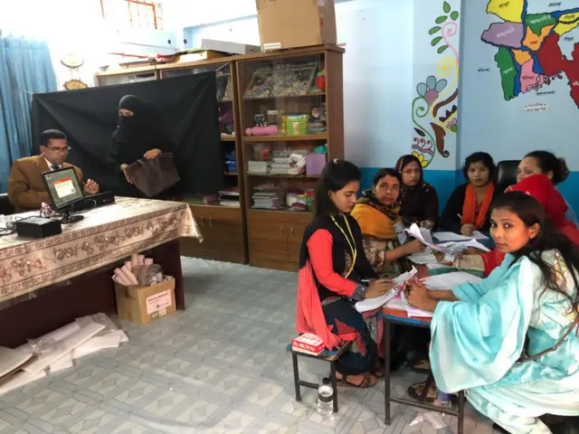 ভোটারদের অপেক্ষায় পোলিং কর্মকর্তারা