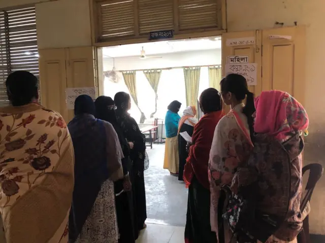 একটি ভোটকেন্দ্রে জড়ো হয়েছেন নারী ভোটাররা
