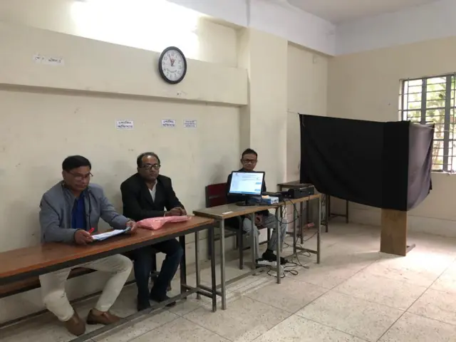 ধানমন্ডির একটি ভোটকেন্দ্রের ভেতরের দৃশ্য