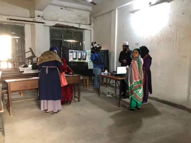 ভোট দিচ্ছে মানুষ