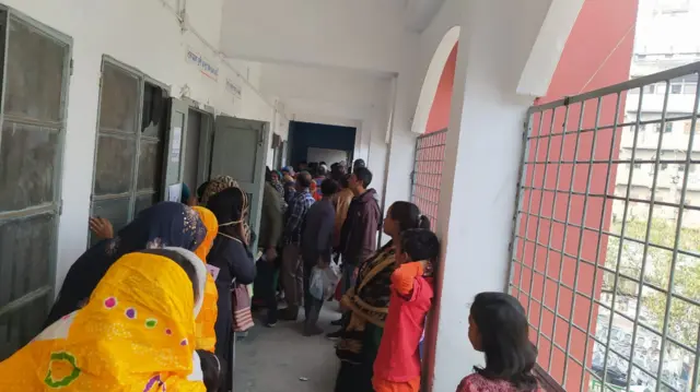 সুরিটোলা প্রাথমিক বিদ্যালয় কেন্দ্রে দুপুরের পর ভোটারসংখ্যা বাড়তে থাকে