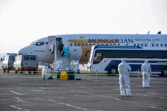 Công dân Mông Cổ xuống máy bay sau khi được sơ tán từ Vũ Hán
