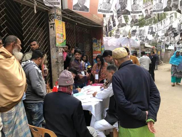 ভোটকেন্দ্রের বাইরে ভোটার তালিকা নিয়ে বিভিন্ন দলের কর্মীরা