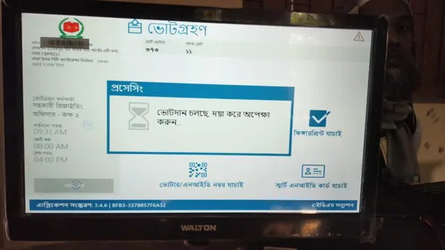 যান্ত্রিক ত্রুটির জন্য ইভিএমে ভোট দিতে ভোগান্তি পোহাতে হয়েছে বলেও অভিযোগ করেছেন কেউ কেউ