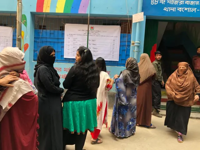 পুরনো ঢাকার একটি কেন্দ্রে নারী ভোটারদের লাইন