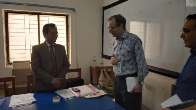 মোহাম্মদপুরের রেসিডেনশিয়াল মডেল কলেজ কেন্দ্রে ভোট পরিদর্শনে ব্রিটিশ হাইকমিশনার