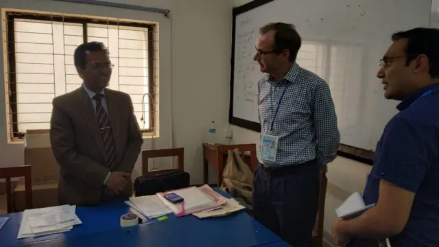 মোহাম্মদপুরের রেসিডেনশিয়াল মডেল কলেজ কেন্দ্রে ভোট পরিদর্শনে ব্রিটিশ হাইকমিশনার