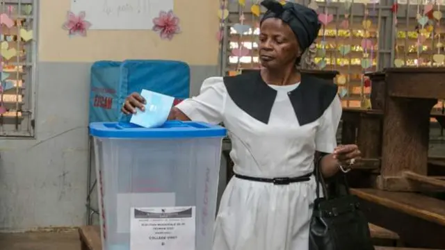 Wata mata na kada kuri'arta a zaben 'yan majalisar dokokin Kamaru
