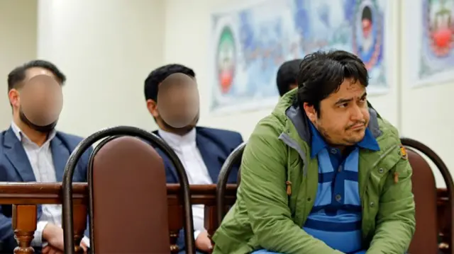 به نظر می رسد افرادی که چهره هایشان در عکس پوشانده شده، ماموران امنیتی و اطلاعاتی هستند