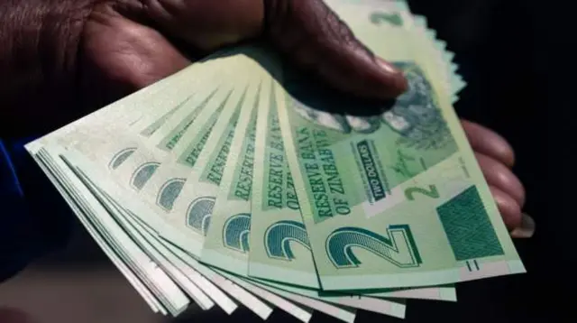 Karancin dalar Zimbabwe ya sa ‘yan kasar na ci gaba da amfani da dalar Amurka.