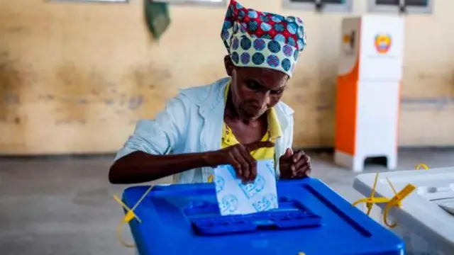 Wata mace tana kada kuri'a