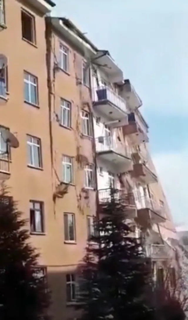 Elazığ'da 6 katlı bina yıkıldı