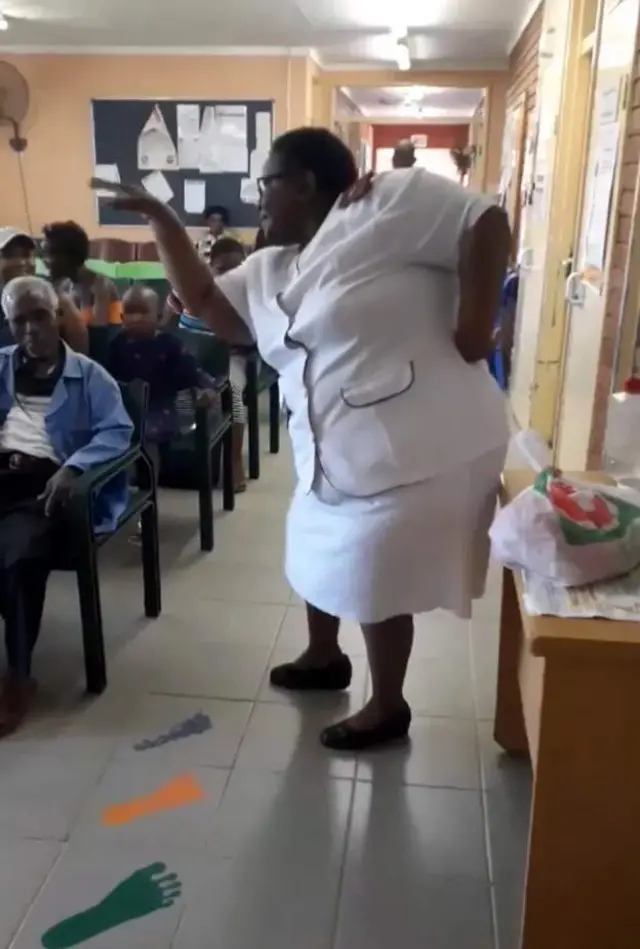 Ma'aikaciyar jinya na taka rawa a gaban marassa lafiya