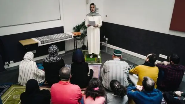 Kaahina Bahluul oo khudbadda jimcaha ka akhrineyso goob ku taalla Faransiiska