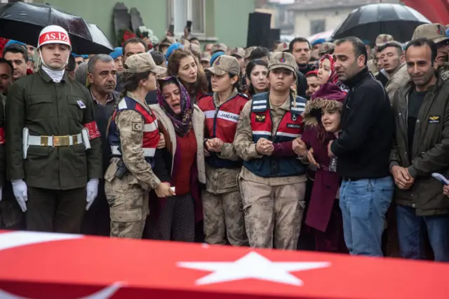 Uzman Onbaşı Emin Yıldırım'ın cenazesi, memleketi Hatay'ın Antakya ilçesinde toprağa verildi