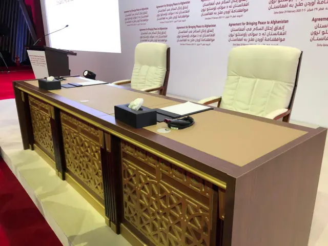 میز امضای توافقنامه