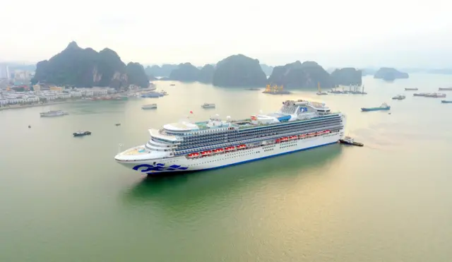 Tàu Diamond Princess "xông" Cảng Hạ Long hôm mùng 4 Tết.