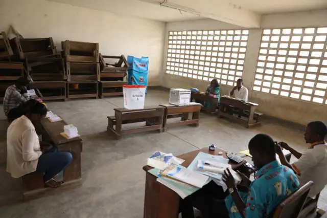 Elecam officials dey wait for voters on election day