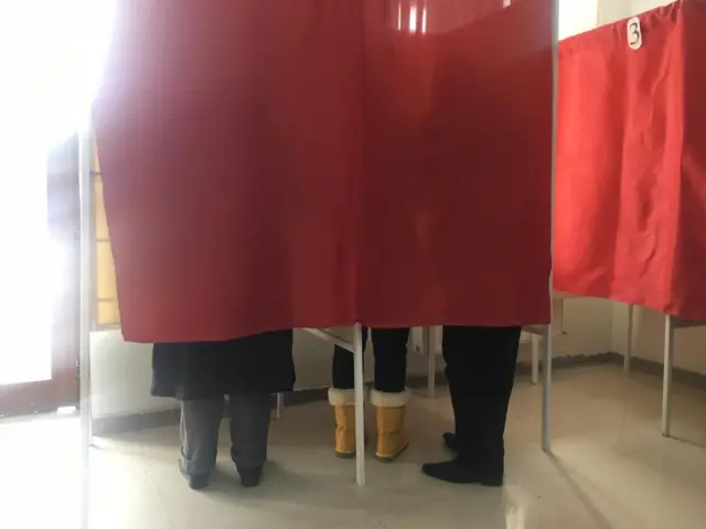 eyni kabinədə səs verən cütlük