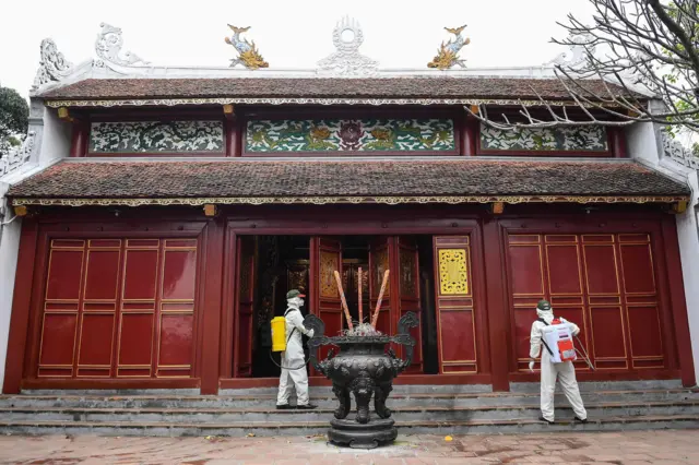 Cảnh ở chùa Ngọc Sơn, Hà Nội ngày 10/3