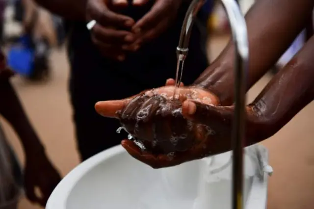 Hành khách ở Rwandan rửa tay