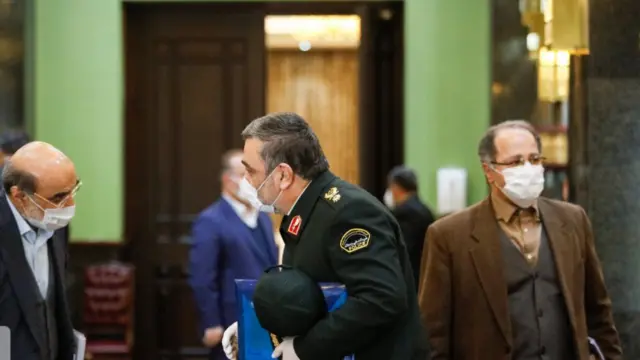 از راست از اعضای دفتر رئیس جمهور، فرمانده نیروی انتظامی و رئیس سازمان صداوسیما پیش از شروع جلسه