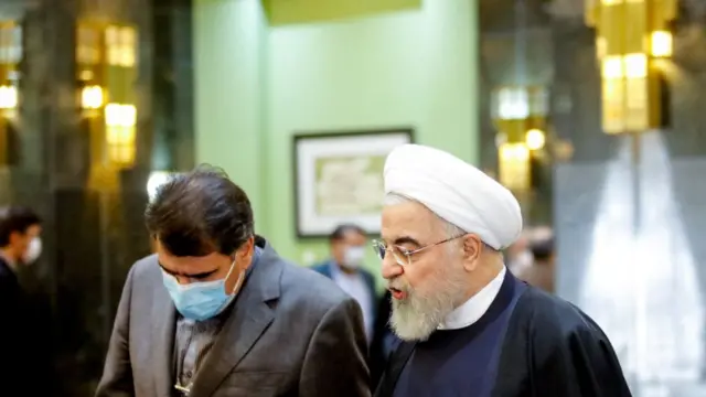 معاون اطلاع رسانی ریاست جمهوری و حسن روحانی پیش از شروع جلسه