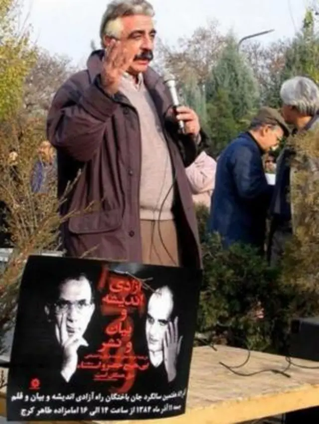فریبرز رئیس دانا در حال سخنرانی‌اش در مراسم سالگرد کشته شدن محمدجعفر پوینده و محمد مختاری