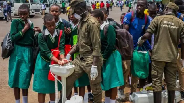 Rwanda waxay hirgelisay goobo ay dadka gacmaha ku dhaqdaan