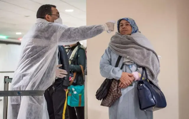 በሞሮኮ መንገደኞች በሙቀት መለኪያ ሲለኩ
