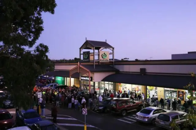 Những hàng dài chờ đợi bên ngoài một trung tâm mua sắm ở vùng Sunbury, Melbourne