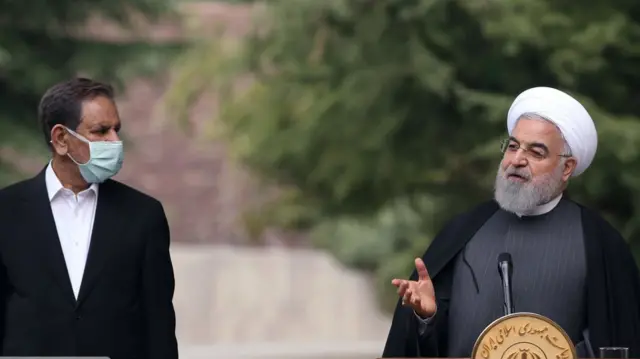 روحانی در کنار اسحاق جهانگیری معاون اول رئیس جمهور دستاوردهای سال ۹۸ دولت را تشریح کرد