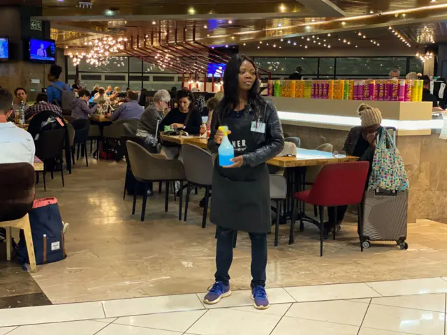 በደቡብ አፍሪካ የሚገኙ ምግብ ቤቶች ደንበኞቻቸው ወደ ምግብ ቤቱ ከመግባታቸው በፊት እጃቸውን በሳኒታይዘር እንዲያጸዱ እያደረጉ ነው።