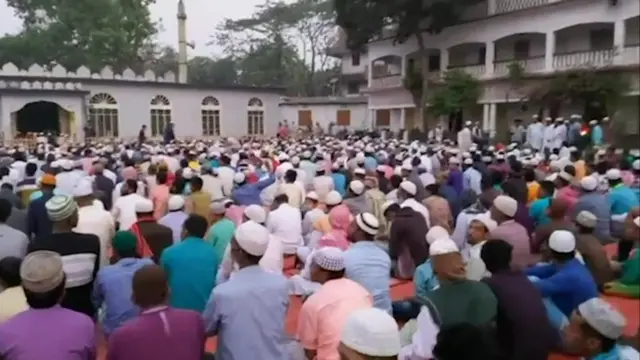 رغم المحاذير، 10 آلاف بنغلاديشي يؤدون صلاة الجماعة لدرء خطر كورونا