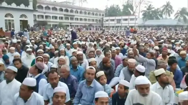 رغم المحاذير، 10 آلاف بنغلاديشي يؤدون صلاة الجماعة لدرء خطر كورونا