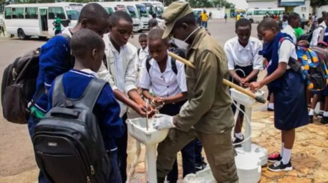 Rwanda waxay hirgelisay goobo ay dadka gacmaha ku dhaqdaan
