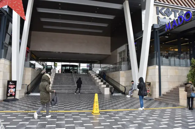 Alışveriş Merkezleri ve Yatırımcıları Derneği, AVM'lerin kapanmasını tavsiye etti; çalışanlarının işini kaybetmeyeceğini, kiracılara gerekli kolaylıkların sağlanacağını belirtti